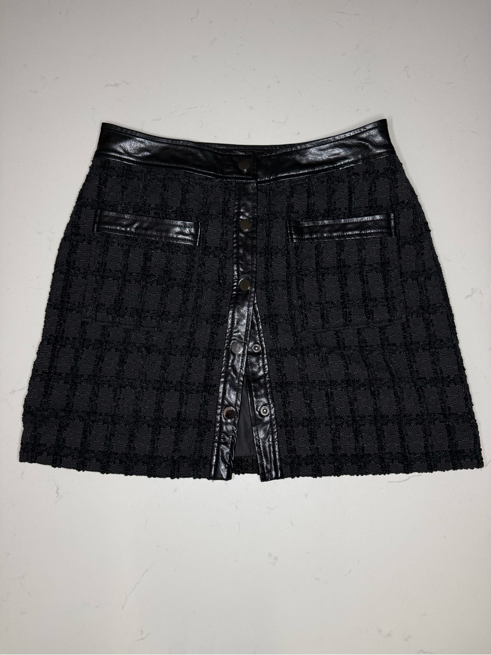 Y2K En Saison Black Mini Skirt with Faux Leather Trim - Picture 3 of 6